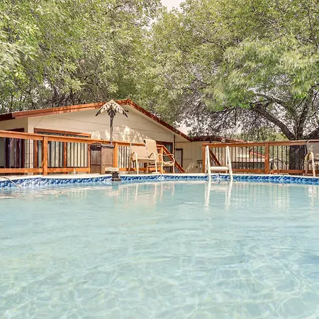 6 Mi To Six Flags Fiesta Texas Poolside Paradise!
